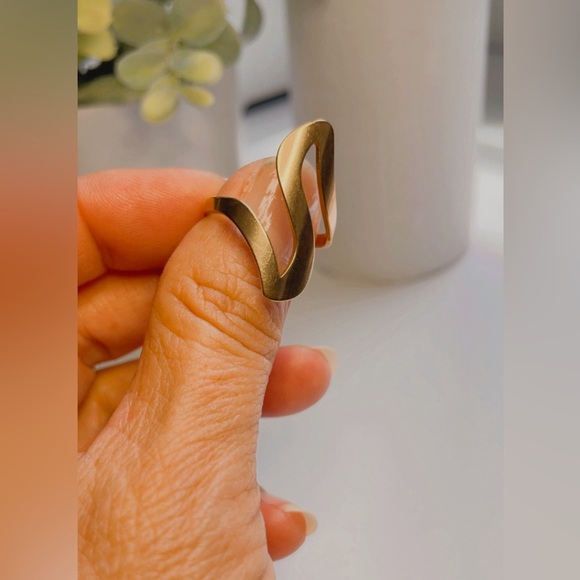 NWT WOMEN'S RING STAINLESS STEEL GOLD SIZE 9 - Picture 14 of 17